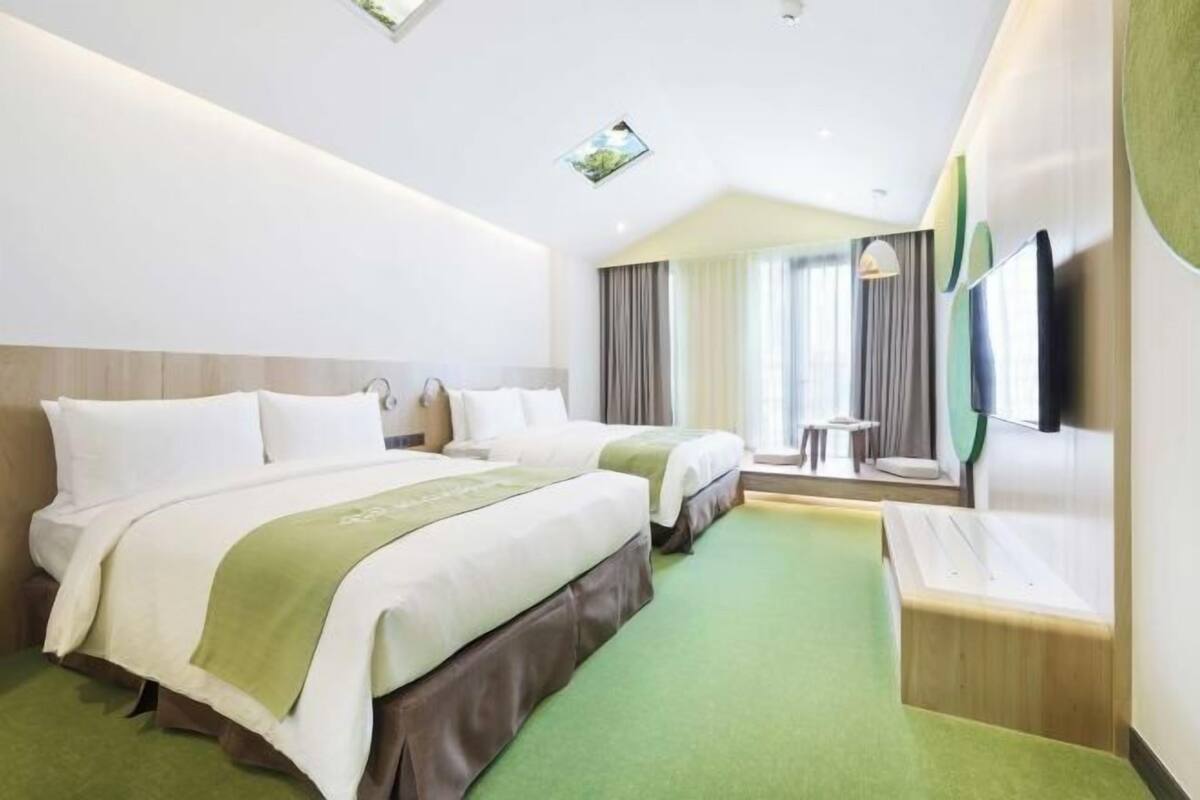 Minibar, skrivbord, gratis wi-fi och sängkläder