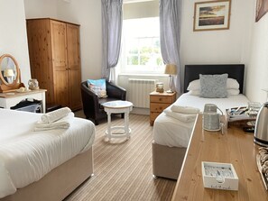 Twin Room, Ensuite (Room 5, 2nd Floor) - Seascape (Weymouth)