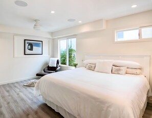 2 habitaciones, escritorio y tabla de planchar con plancha