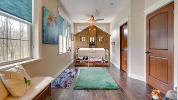 3 bedrooms, desk, iron/ironing board, internet