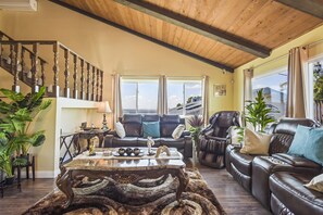 Smart TV, chimenea, reproductor de DVD y estéreo