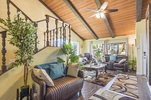 Smart TV, fireplace, DVD player, stereo - Amazing 4 BDRM 2 Bath Home With Breathtaking  Views! (Spring Valley)