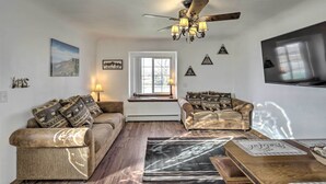 A living room with two sofas, a coffee table, a ceiling fan, and a window. - 'The Cabin' at Grand Valley Getaway w/ Grill! (Grand Junction)
