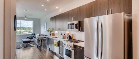 Frigorífic, microones, forn i placa de cuina