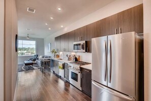 冷蔵庫、電子レンジ、オーブン、コンロ