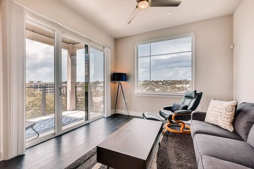 Capitol View Condos | Downtown Austin - Lone Star