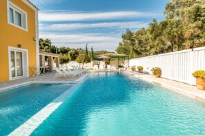 Villa Luxe, salle de bains privée (Villa Anna) | Piscine extérieure | Piscine extérieure, piscine chauffée, parasols de plage, chaises longues