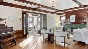 Televisión, chimenea, mesa de ping pong