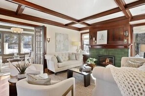 TV, fireplace, ping pong - Luxury 6600 sq.ft Stunning Home/Sleeps 10+ (Minneapolis)