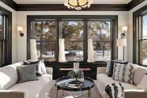 TV, fireplace, ping pong - Luxury 6600 sq.ft Stunning Home/Sleeps 10+ (Minneapolis)