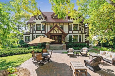 Luxury 6600 sq.ft Stunning Home/Sleeps 10+