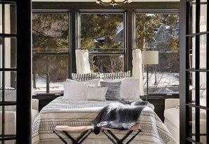 6 bedrooms, iron/ironing board, travel cot, WiFi - Luxury 6600 sq.ft Stunning Home/Sleeps 10+ (Minneapolis)