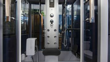 Ensemble douche/baignoire, baignoire à jets, sèche-cheveux