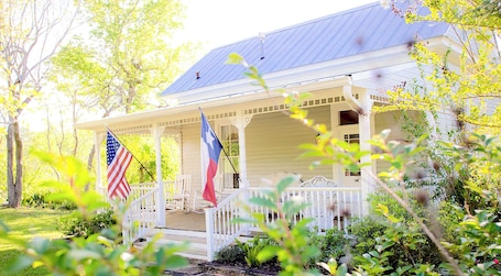 外観. Romantic Farmhouse - Pond - Fenced - Private - 8 Miles to Brenham