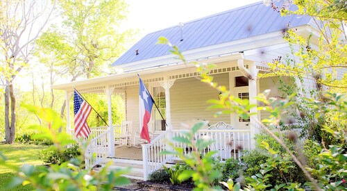 Circa 1900 Farmhouse Cottage - Pond - King Bed - Fenced - 8 Miles to Brenham