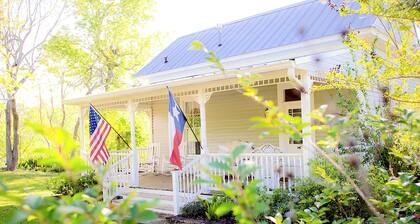 Circa 1900 Farmhouse Cottage - Pond - King Bed - Fenced - 8 Miles to Brenham