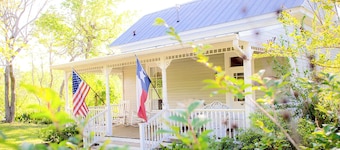 Circa 1900 Farmhouse Cottage - Pond - King Bed - Fenced - 8 Miles to Brenham