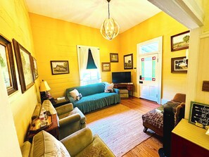 تلفزيون ذكي، مدفأة، مشغل دي في دي، كُتُب