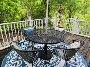 Outdoor dining - Romantic Farmhouse - Pond - Fenced - Private - 8 Miles to Brenham (Chappell Hill)