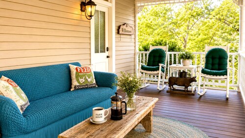Romantic Historic Farmhouse - Pond - Porch - Fenced - 8 Miles to Brenham