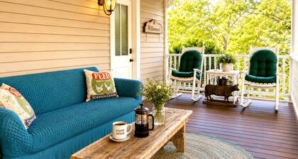 Romantic Historic Farmhouse - Pond - Porch - Fenced - 8 Miles to Brenham