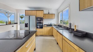Refrigerador, microondas, horno y lavavajillas 