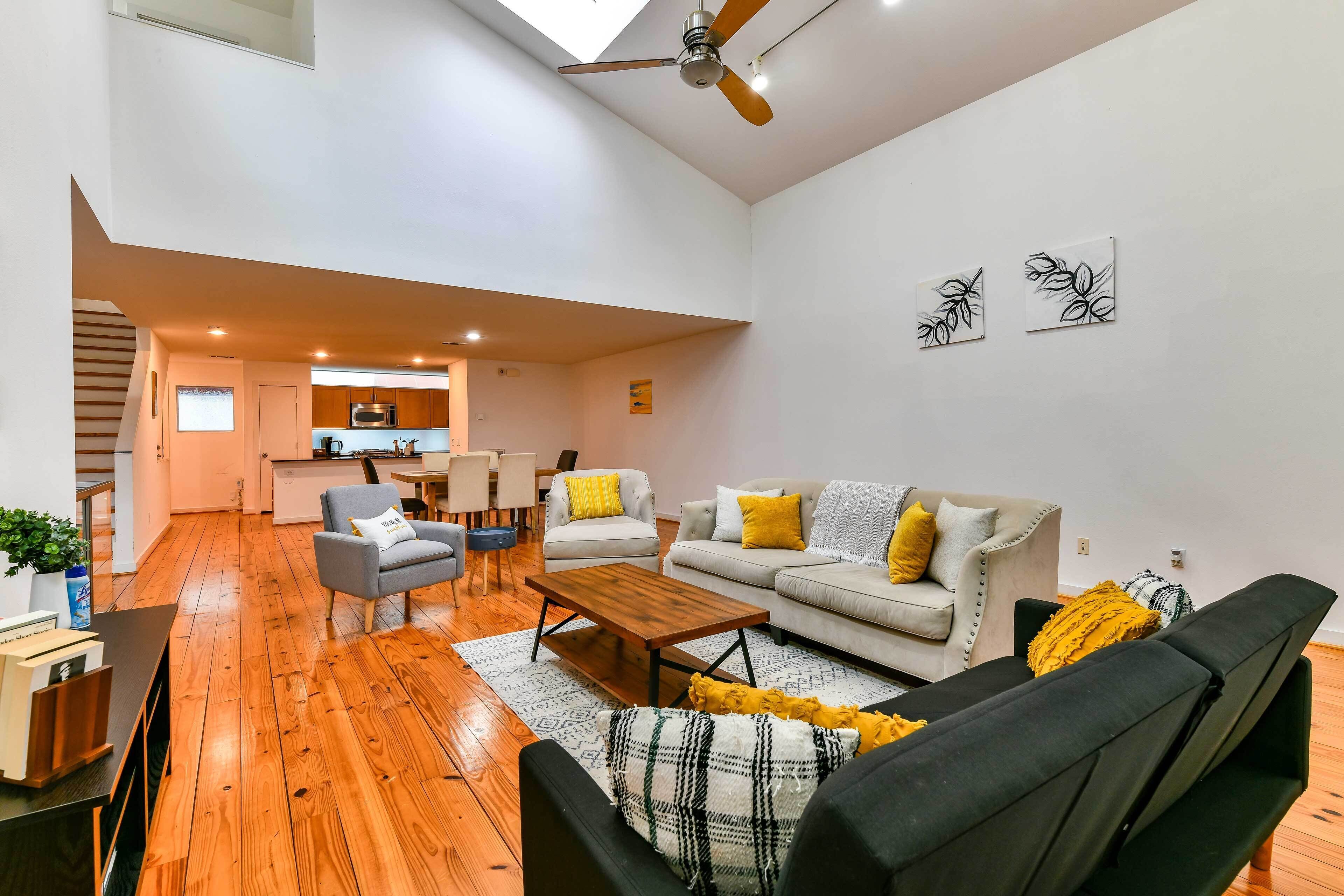 Modern Houston Townhome w/ Balcony: 5 Mi to Dtwn!