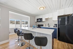 Fridge, microwave, coffee/tea maker, toaster - Stay in Venice our Modern Steps from the Lake with Dock! (Alton)