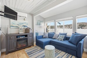 TV, stereo - Stay in Venice our Modern Steps from the Lake with Dock! (Alton)