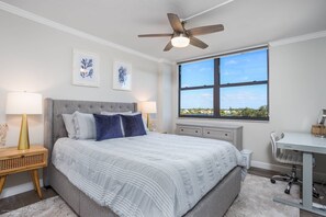 3 bedrooms, desk, iron/ironing board, free WiFi - Harbor Towers Yacht & Racquet Club Corner Suite: 4th Floor Bay & Pool Views & Great Workspaces (Siesta Key)