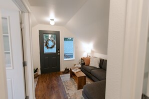 Smart-TV, Kamin, Bücher