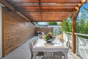 Outdoor dining - VILLA ALDEBARAN with Swimming Pool and 2 Parental Suites (Petit-Bourg)