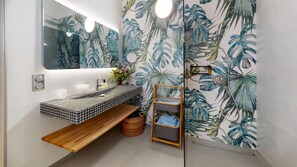 Een douche, een haardroger, handdoeken