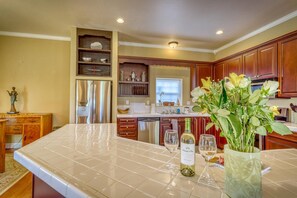 Réfrigérateur, micro-ondes, lave-vaisselle, cafetière/bouilloire