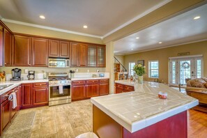Fridge, microwave, dishwasher, coffee/tea maker