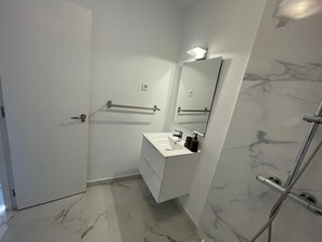 Regadera, secadora de cabello, toallas, jabón 