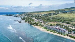 På stranden, solsenger og strandhåndklær