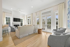 House, 6 Bedrooms | Living room