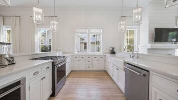 House, 6 Bedrooms | Private kitchen