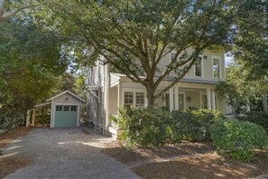 House, 6 Bedrooms | Exterior