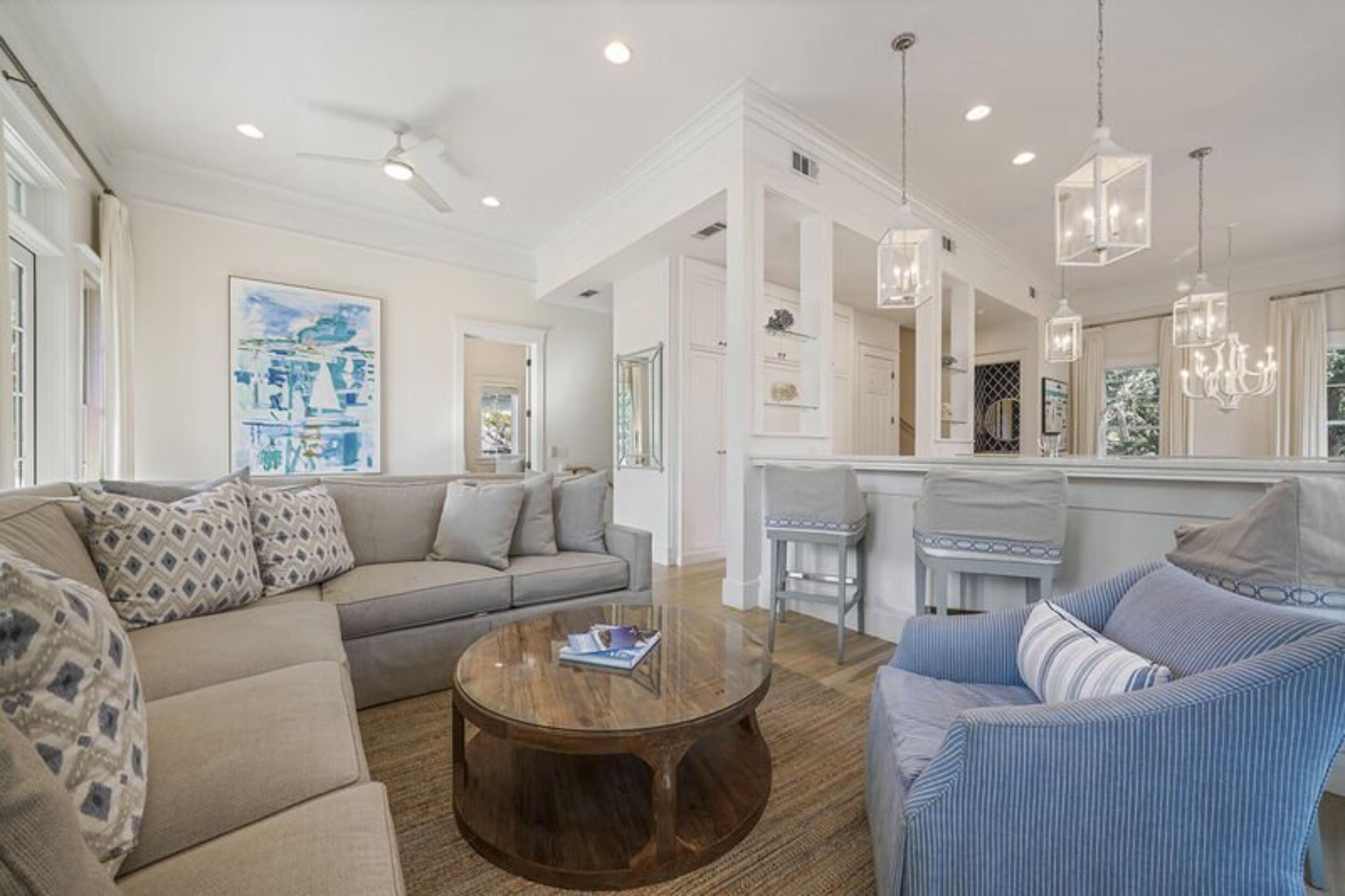 House, 6 Bedrooms | Living room