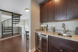 House, 6 Bedrooms | Private kitchen