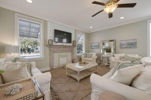 House, 6 Bedrooms | Living room