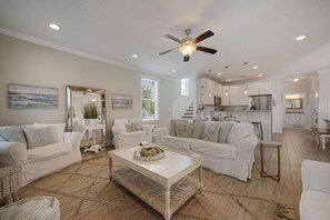 House, 6 Bedrooms | Living room
