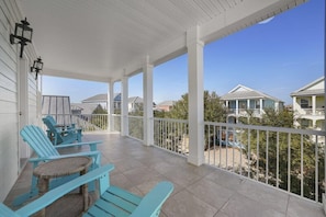 House, 6 Bedrooms | Balcony