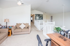 House, 5 Bedrooms | Living area
