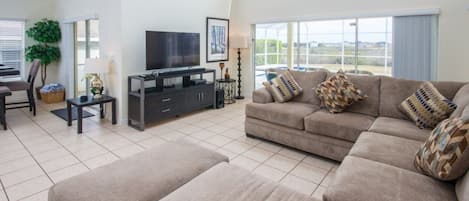 House, 5 Bedrooms | Living area