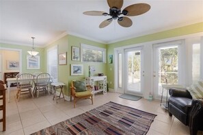 Maison, 2 chambres | Salle de séjour