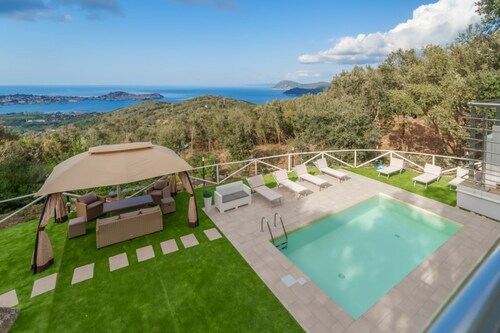 Villa Liam with view and pool for exclusive use
