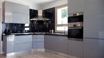 Jääkaappi, mikroaaltouuni, uuni, astianpesukone